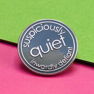 Pin de esmalte duro desafiante hacia dentro y sospechosamente tranquilo / Regalo para un amigo encantador / Regalo para un niño tranquilo / Elige tu regalo de personalidad / Tranquilo