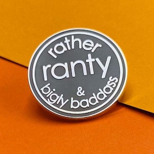 Pin de esmalte Rather Ranty & Bigly Baddass | Melhor presente para a mãe | Distintivo para o chefe | Broche de personalidade engraçado para amigo inteligente e atrevido