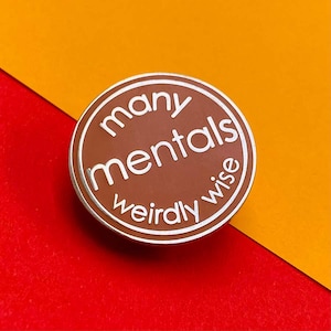 Pin de esmalte extrañamente sabio de Many Mentals