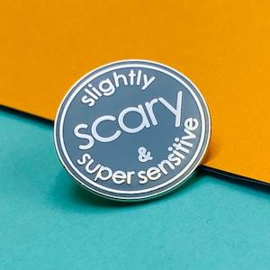 Pin de esmalte ligeiramente assustador e super sensível | Distintivo de personalidade para uma amiga adorável e complicada | Amor próprio | Presente de autoaceitação para inspiração