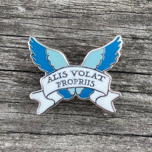 Sie fliegt mit ihren eigenen Flügeln Latein Motto Emaille Pin | Anstecker für Tochter | Ab nach Uni Geschenk | Geschenk für 17 jährige | Geschenk für starke Freundin
