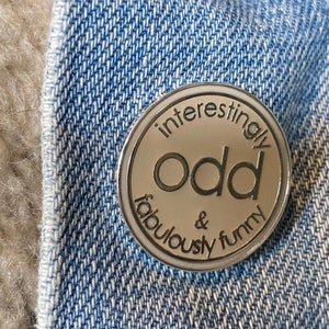 Pin de esmalte curiosamente estranho e fabulosamente engraçado | Presente de personalidade para a pessoa certa | Presente de amigo estranho, mas engraçado | Presente de aniversário para companheiro
