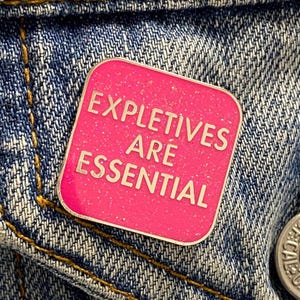 Pin, insignia, broche de esmalte brillante con texto en inglés "Expletives Are Essential" (Los improperios son esenciales) / Regalo para un amigo divertido / Pin de esmalte duro rosa brillante / Regalo para una persona que dice palabrotas