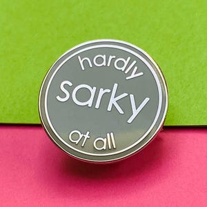 Pin de esmalte para un marido sarcástico, regalo sarcástico, regalo para papá, regalo divertido para el día del padre, regalo sarcástico para un amigo, apenas sarcástico