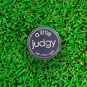 Emaille een beetje oordeelkundig maar vaak juist Golfbalmarkering | Hard geëmailleerde zakmunt | Grappig token voor Judgy Friend | Beoordelend maar goed
