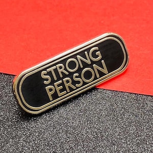 Eu sou um broche de esmalte de pessoa forte, distintivo, broche | Presente de amigo corajoso | Presente de amigo forte | Broche de esmalte duro motivacional