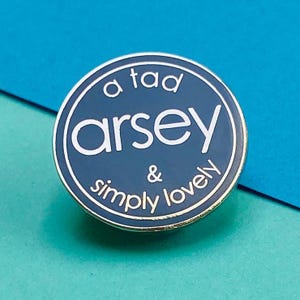 Un pin de esmalte A Tad Arsey & Simply Lovely / Regalo divertido para un amigo de Arsey / Pin de esmalte duro Simply Lovely para un amigo de Arsey