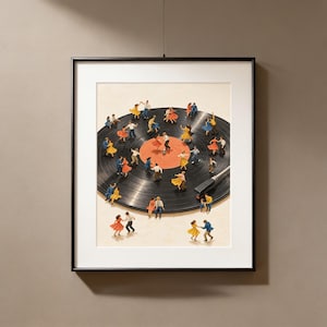Puede incluir: Una impresión de arte mural enmarcada que muestra un disco de vinilo negro con una etiqueta central roja. Numerosas figuras en miniatura con ropa colorida aparecen bailando sobre la superficie del disco y en el suelo claro que lo rodea.
