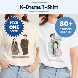 Puede incluir: Dos camisetas de manga corta con ilustraciones de K-Drama. La camiseta izquierda es crema con un gráfico de Crash Landing on You. La derecha es blanca con un gráfico de Alchemy of Souls. Texto: CHOOSE YOUR SCENE y 80+ K-DRAMA SCENES.