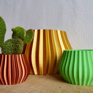 Fluted Vase Shaped Geometric Plant Pot - Plant based plastic - Eco - SEVERAL COLOURS - 3D Printed - Planter - Present - 12cm 9cm 5cm