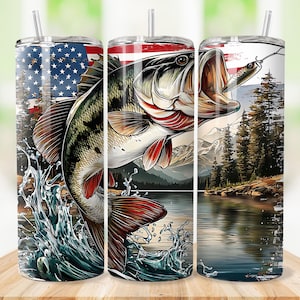Könnte beinhalten: Drei Edelstahlbecher mit Angelmotiv. Das Design zeigt einen Großmaulbarsch, der aus dem Wasser springt, einen Angelköder und eine amerikanische Flagge. Der Hintergrund zeigt einen See, Berge und Bäume. Jeder Becher hat einen Strohhalm.