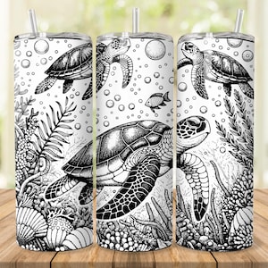 K&ouml;nnte beinhalten: Drei schwarz-wei&szlig;e Becherdesigns mit Meeresschildkr&ouml;ten, die in einem Korallenriff mit Blasen und einem kleinen Fisch schwimmen. Die Designs sind auf wei&szlig;em Hintergrund.