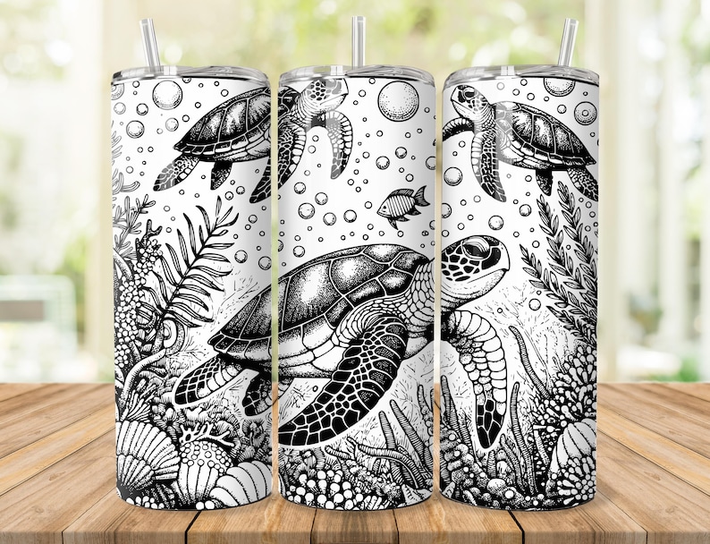 K&ouml;nnte beinhalten: Drei schwarz-wei&szlig;e Becherdesigns mit Meeresschildkr&ouml;ten, die in einem Korallenriff mit Blasen und einem kleinen Fisch schwimmen. Die Designs sind auf wei&szlig;em Hintergrund.