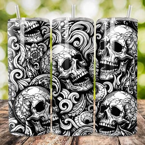 Könnte beinhalten: Schwarzer und weißer Becher mit Totenkopf- und Blumenmuster. Der Becher ist aus Edelstahl und hat eine doppelwandige Konstruktion, um Getränke kalt oder warm zu halten.