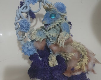 Baby Zinogre / Stygian Zinogre Monster Hunter - With synthetic white fur, floral decoration and LED lights of your choice, Halloween, figurine