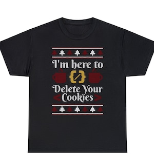 Könnte beinhalten: Schwarzes T-Shirt mit einem weißen und roten Weihnachtspullover-Design. Das Design zeigt zwei Tassen mit Dampf, der aus ihnen aufsteigt, und den Text "Ich bin hier, um deine Cookies zu löschen".