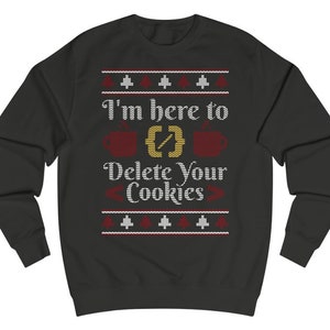 Könnte beinhalten: Dunkelgraues Sweatshirt mit dem Text "I'm here to Delete Your Cookies" in Weiß und Burgunderrot. Das Design umfasst Kaffeetassen und dekorative Elemente, die an einen Weihnachtspullover erinnern.