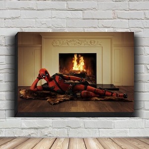 Può includere: Un personaggio di supereroe rosso e nero, Deadpool, è sdraiato su un tappeto di pelliccia marrone davanti a un camino con un fuoco scoppiettante. La stanza ha pareti bianche e un soffitto bianco.