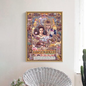 Op de afbeelding: Een vintage-poster voor de film Labyrinth, met een kleurrijke illustratie van de hoofdpersonen Sarah en Jareth, omringd door fantastische wezens en voorwerpen uit de film. De poster is in goud gelijst en heeft de titel "Labyrinth" in vetgedrukte letters onderaan.
