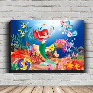 Puede incluir: Una ilustraci&oacute;n colorida de Ariel, la Sirenita, nadando en el oc&eacute;ano con otras criaturas marinas. Est&aacute; rodeada de corales, algas y burbujas.