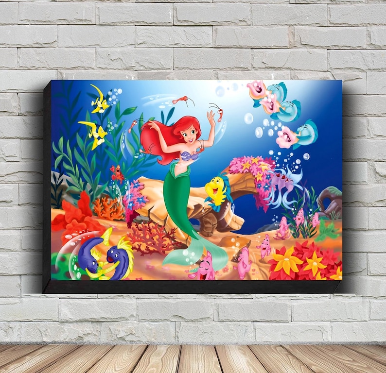 Puede incluir: Una ilustraci&oacute;n colorida de Ariel, la Sirenita, nadando en el oc&eacute;ano con otras criaturas marinas. Est&aacute; rodeada de corales, algas y burbujas.