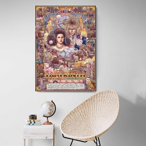 Op de afbeelding: Een kleurrijke poster voor de film Labyrinth, met een sc&egrave;ne met de Goblin King en Sarah Williams. De poster zit vol met details uit de film, waaronder het Labyrinth zelf, wezens en andere personages. De titel "Labyrinth" wordt prominent weergegeven in gouden letters.