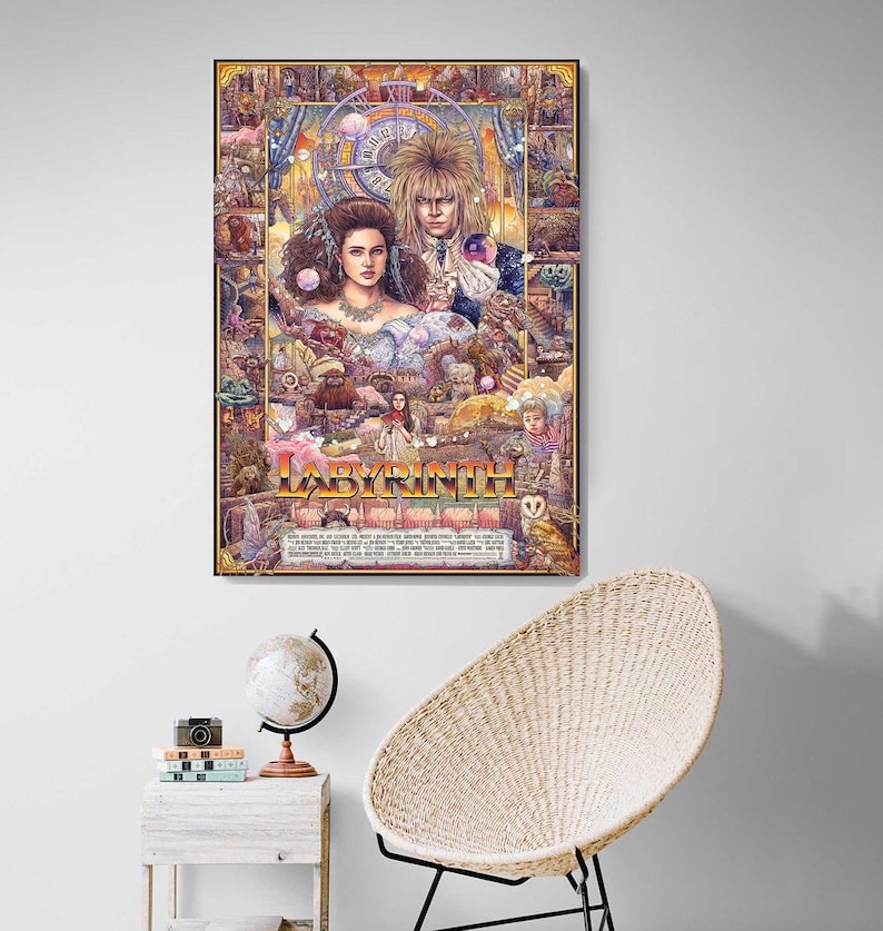 Op de afbeelding: Een kleurrijke poster voor de film Labyrinth, met een sc&egrave;ne met de Goblin King en Sarah Williams. De poster zit vol met details uit de film, waaronder het Labyrinth zelf, wezens en andere personages. De titel "Labyrinth" wordt prominent weergegeven in gouden letters.