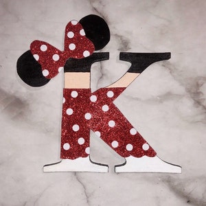 Porta de parede Personagem da Disney pintada à mão com letras de madeira, nomes de meninos e meninas