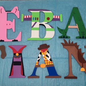 Personagem de Toy Story Disney pintado à mão com letras de madeira, nomes de meninos e meninas