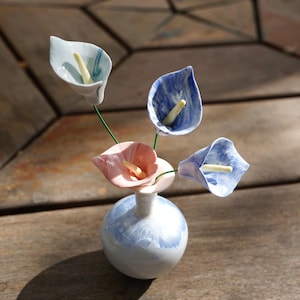 Flores de cala de cerámica hechas a mano en jarrón / Jarrones con forma de bigote de perro / Jarrón cristalino / Jarrón capullo / Decoración de mesa para el hogar ｜Regalo de Navidad