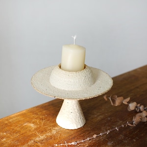 ハンドメイドの陶器製キャンドルホルダー - ミニマリストな陶器製キャンドルスタンド、質感のある侘び寂びの装飾、家庭用の素朴な柱型キャンドルホルダー