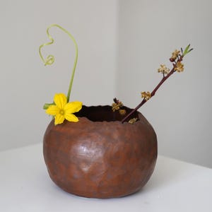 Handgebouwde knijpvaas, handgemaakte keramische Ikebana-vaas, Ikebana-container, Ikebana Bowl, Japans bloemstuk, decor theetafel