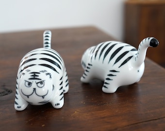 Figura de tigre azul y blanco, tigre de cerámica, regalo de Navidad, escultura animal de cerámica, tigre en miniatura, arte artesanal para decoración del hogar.