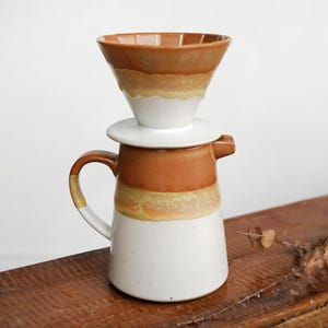 Keramisk kaffedroppar, kanna, vit keramisk hällkaffeservis med dropp, hällkaffebryggare / två muggar, presentset med dropp