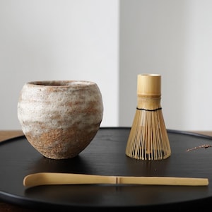 Ensemble à matcha en céramique / Ensemble de bols à matcha faits main avec fouet en bambou / Cadeau d&#39;anniversaire/Ensemble de cérémonie du thé japonais/Décor Wabi Sabi