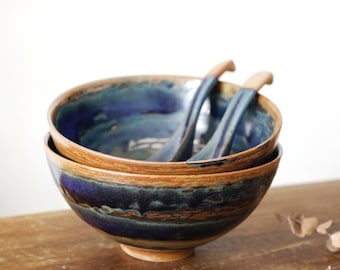 Duża ceramiczna miska do ramenu o pojemności 33 uncji z łyżeczką i pałeczkami, niebieska miska na makaron, miska do serwowania sałatek, japońska zupa z makaronem, prezent do nowego domu