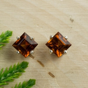 Puces d&#39;oreilles carrées grenat hessonite : argent sterling, 5 mm