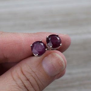 Örhängen med rubin och safir: Örhängen i sterlingsilver med ädelstenar