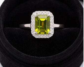 Anel com Peridoto Lapidado em Esmeralda – Prata de Lei, Pedra do Mês de Agosto, Design com Halo