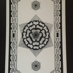 Może przedstawiać: Czarno-biała ilustracja stylizowanej róży z wzorem gwiazdy. Różę otacza ozdobna ramka z geometrycznymi wzorami i symbolami.