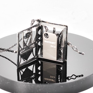 Ciemna Księga – Czarny Srebrny Medalion z Ukrytym Dyskiem USB 64 GB