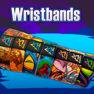 Puede incluir: Varios brazaletes coloridos con diseños de personajes de dibujos animados. Cada brazalete tiene una etiqueta negra con el texto "Jason Afex" y un logotipo. La palabra "Wristbands" se muestra en azul y blanco en la parte superior.