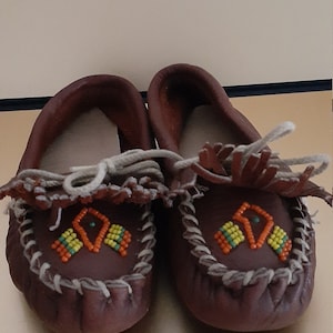 Vintage girls leather moccasins