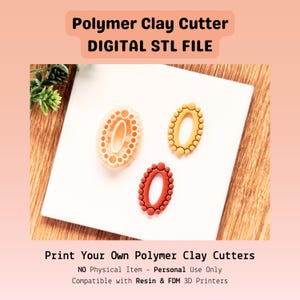 Puede incluir: Tres cortadores de arcilla polimérica ovalados en melocotón, amarillo y rojo, cada uno con un diseño de borde con cuentas diferente. El texto "Polymer Clay Cutter DIGITAL STL FILE" está en la parte superior. El texto "Print Your Own Polymer Clay Cutters" está en la parte inferior.
