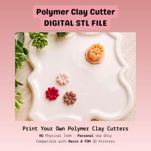 Puede incluir: Un plato blanco con borde festoneado muestra flores de arcilla polimérica en rosa, rojo y marrón, junto con un cortador de arcilla con forma de flor. La imagen incluye el texto "Polymer Clay Cutter DIGITAL STL FILE" y "Print Your Own Polymer Clay Cutters".