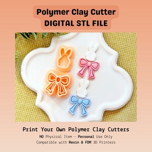 Puede incluir: Una bandeja de cerámica blanca contiene cortadores de arcilla polimérica con forma de conejos y lazos. Los cortadores son de color naranja, rosa y azul. El texto en la parte superior dice "Polymer Clay Cutter DIGITAL STL FILE". El texto inferior dice "Print Your Own Polymer Clay Cutters".