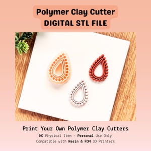 Könnte beinhalten: Drei tropfenförmige Polymer Clay Cutter in Orange, Rot und Weiß werden auf einer weißen Oberfläche gezeigt. Der Text lautet: "Polymer Clay Cutter DIGITAL STL FILE" und "Print Your Own Polymer Clay Cutters".