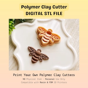 Peut inclure: Deux découpeurs de pâte polymère en forme d'abeille et une abeille en argile finie sont présentés sur une assiette blanche festonnée. L'image comprend le texte "Polymer Clay Cutter DIGITAL STL FILE" et "Print Your Own Polymer Clay Cutters".