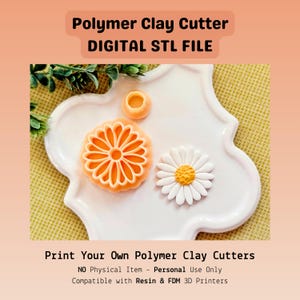 Peut inclure: Image de découpoirs en argile polymère en forme de fleurs. Les découpoirs sont orange et blancs, et sont présentés sur une assiette blanche décorative. Le texte "Polymer Clay Cutter DIGITAL STL FILE" est en haut. Le texte "Print Your Own Polymer Clay Cutters" est en bas.