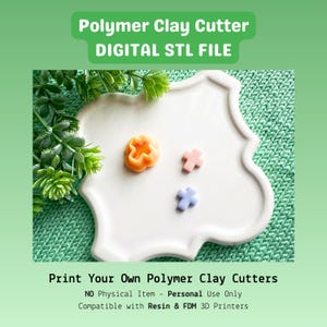 Puede incluir: Un plato blanco y decorativo contiene tres cortadores de arcilla polimérica con forma de cruces y una flor. Los cortadores son de color naranja, rosa y azul. El texto superior dice "Polymer Clay Cutter DIGITAL STL FILE". El texto inferior dice "Print Your Own Polymer Clay Cutters".